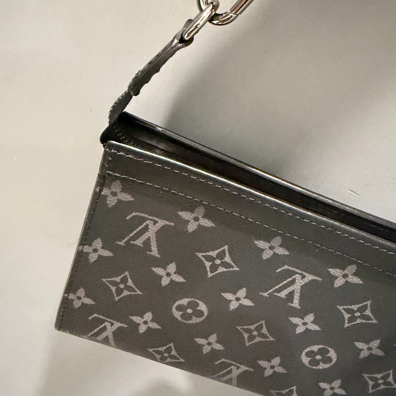 LV Louis Vuitton M81124 黑武士 二合一 斜背包-32
