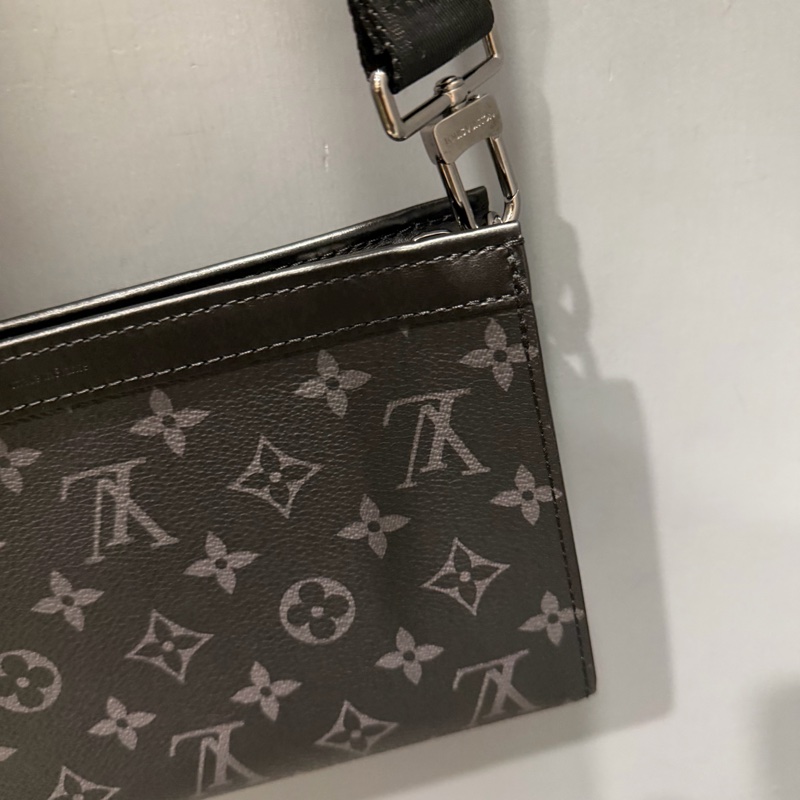 LV Louis Vuitton M81124 黑武士 二合一 斜背包-33