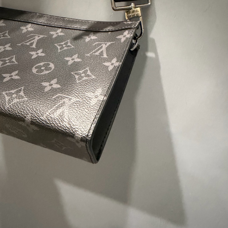 LV Louis Vuitton M81124 黑武士 二合一 斜背包-34