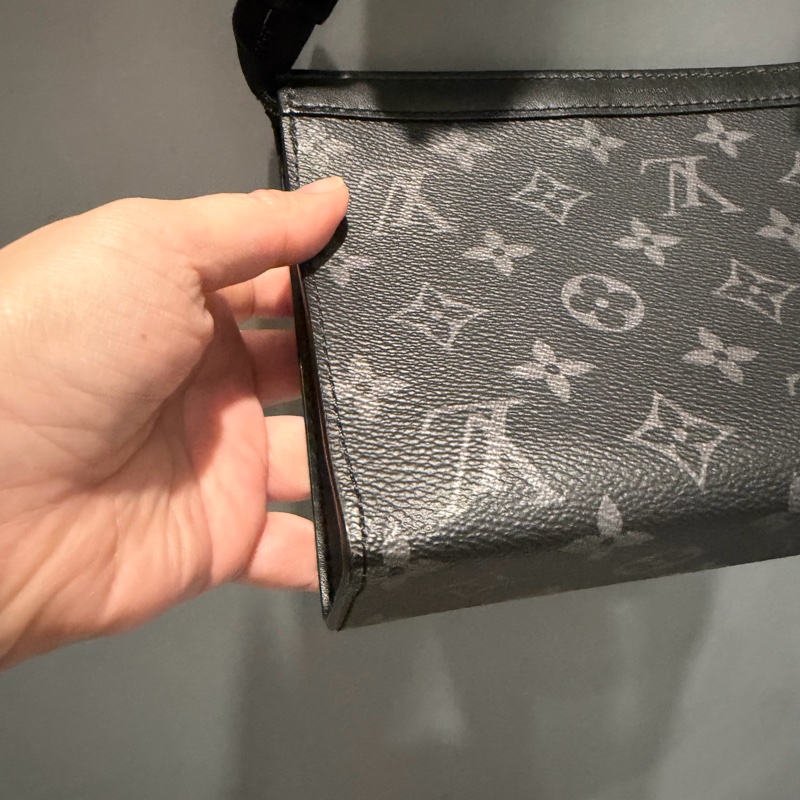 LV Louis Vuitton M81124 黑武士 二合一 斜背包-35