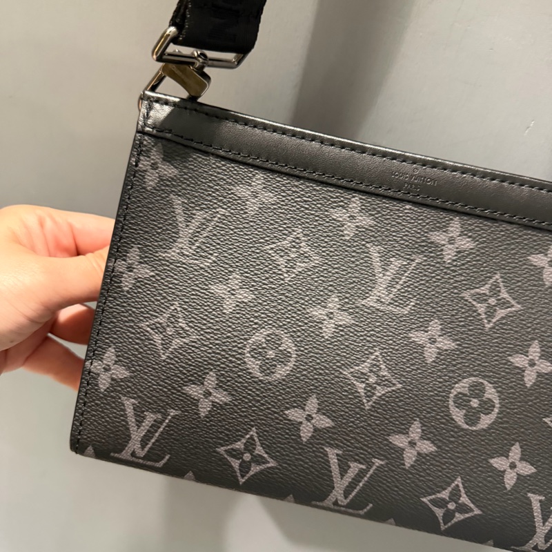 LV Louis Vuitton M81124 黑武士 二合一 斜背包-38