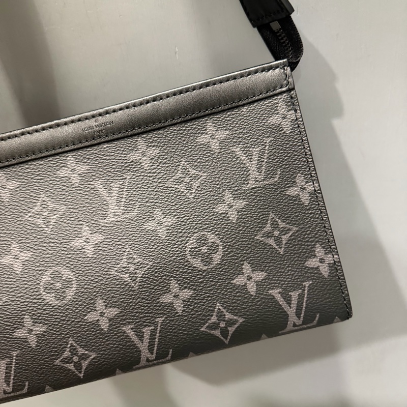 LV Louis Vuitton M81124 黑武士 二合一 斜背包-39