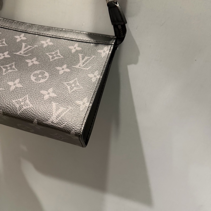 LV Louis Vuitton M81124 黑武士 二合一 斜背包-40
