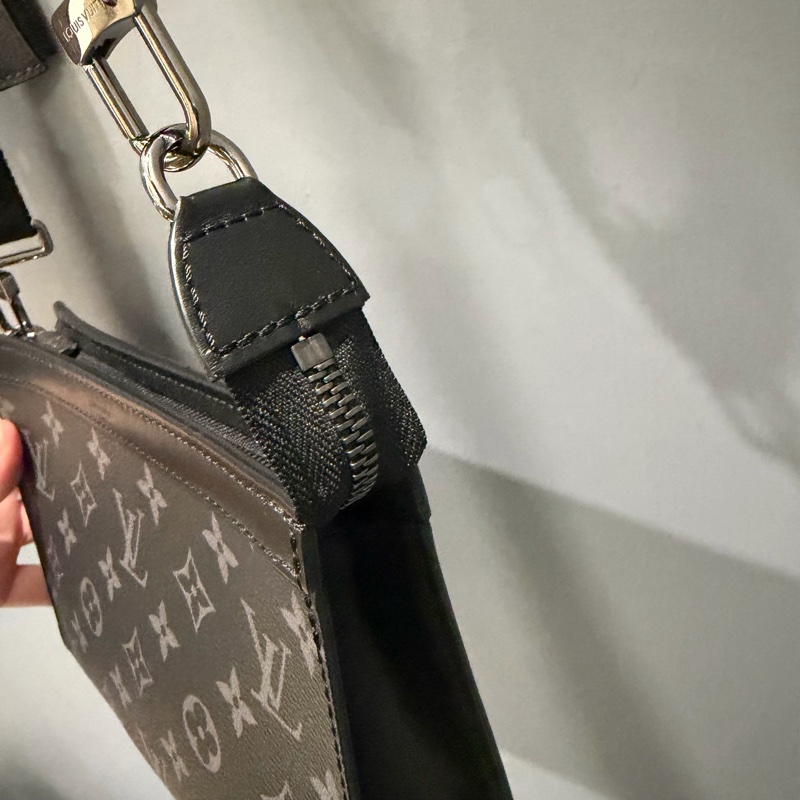 LV Louis Vuitton M81124 黑武士 二合一 斜背包-43