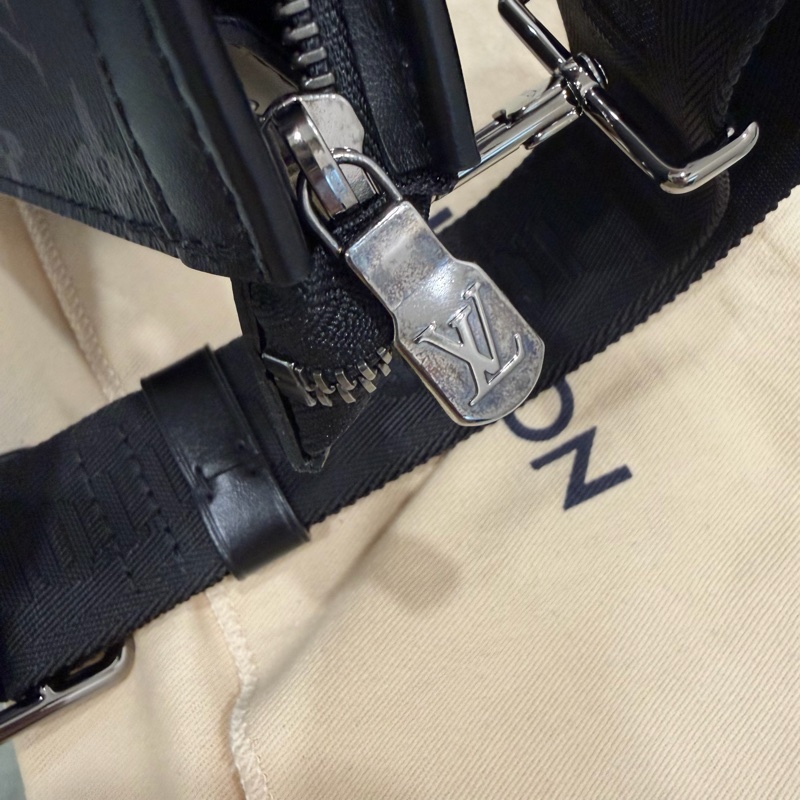 LV Louis Vuitton M81124 黑武士 二合一 斜背包-45