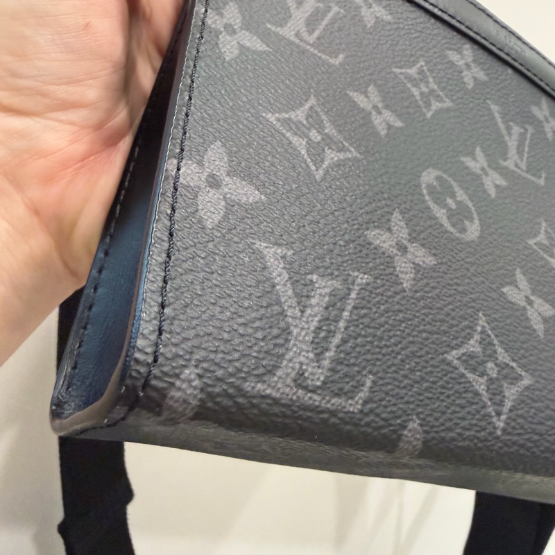 LV Louis Vuitton M81124 黑武士 二合一 斜背包-52