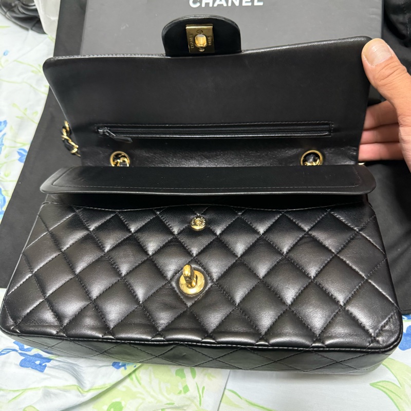 香柰兒黑金羊🐑中號 CLASSIC FLAPMEDIUM-4
