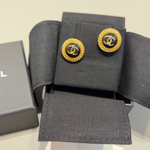 【全新有盒✨復古宮廷風 ✨全網最便宜】Chanel 黑金復古紐扣雙C耳釘