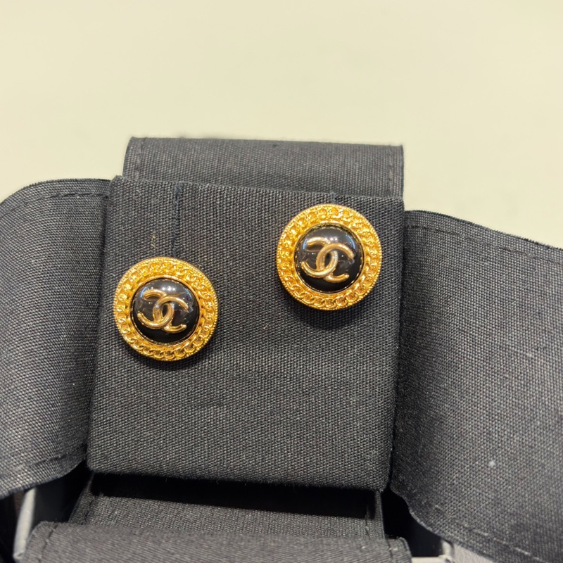 【全新有盒✨復古宮廷風 ✨全網最便宜】Chanel 黑金復古紐扣雙C耳釘-1