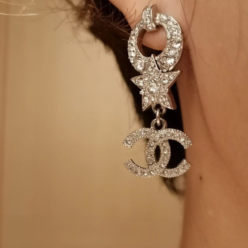 【經典優雅🥰99新帶盒✨全網最便宜】Chanel滿鑽星星雙C耳釘-0