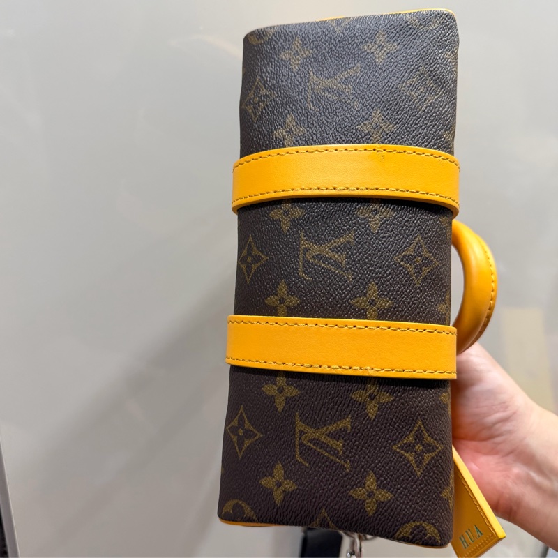 LV Louis Vuitton M12733 老花 Keepall 25 斜背包 發財黃-4