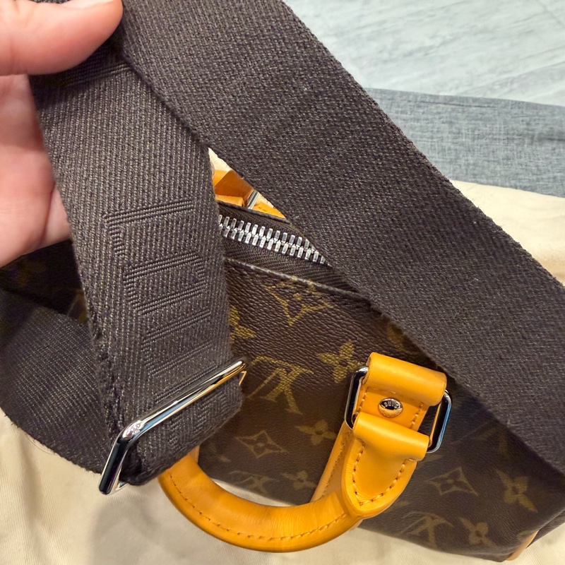 LV Louis Vuitton M12733 老花 Keepall 25 斜背包 發財黃-32