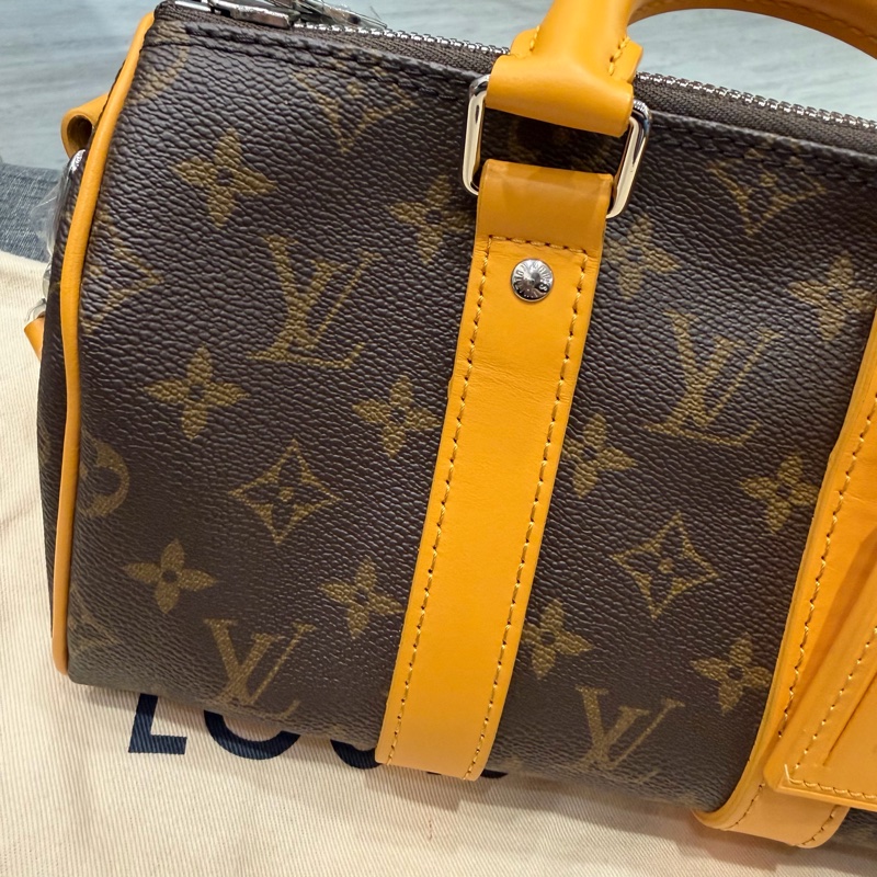 LV Louis Vuitton M12733 老花 Keepall 25 斜背包 發財黃-36
