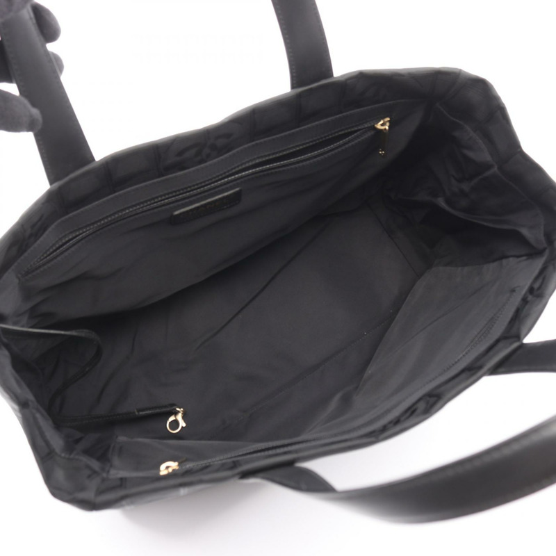 香奈兒新款旅行系列 MM 手提單肩包，黑色，皮革尼龍帆布材質，二手，金色五金配件-2