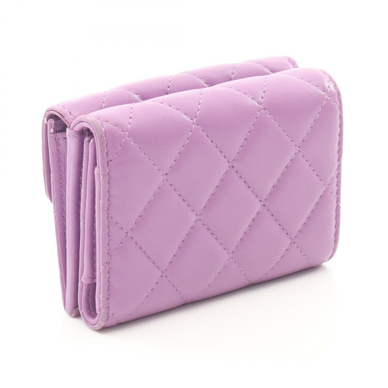 香奈兒經典款小號翻蓋皮夾,絎縫三折設計,羊皮材質,紫色,銀色五金配件-1