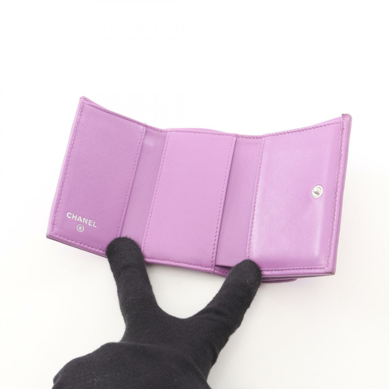 香奈兒經典款小號翻蓋皮夾,絎縫三折設計,羊皮材質,紫色,銀色五金配件-2