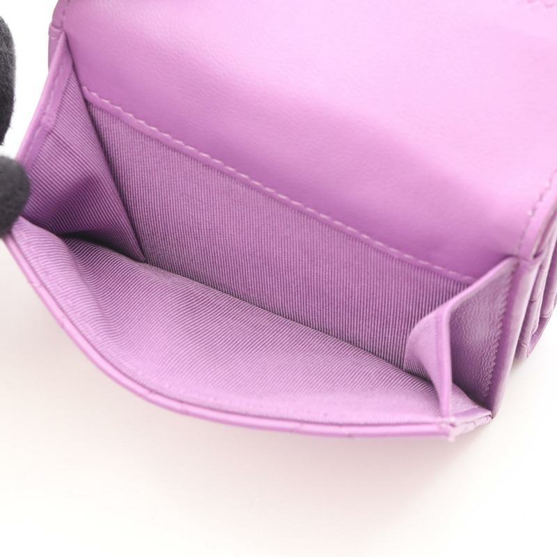 香奈兒經典款小號翻蓋皮夾,絎縫三折設計,羊皮材質,紫色,銀色五金配件-3