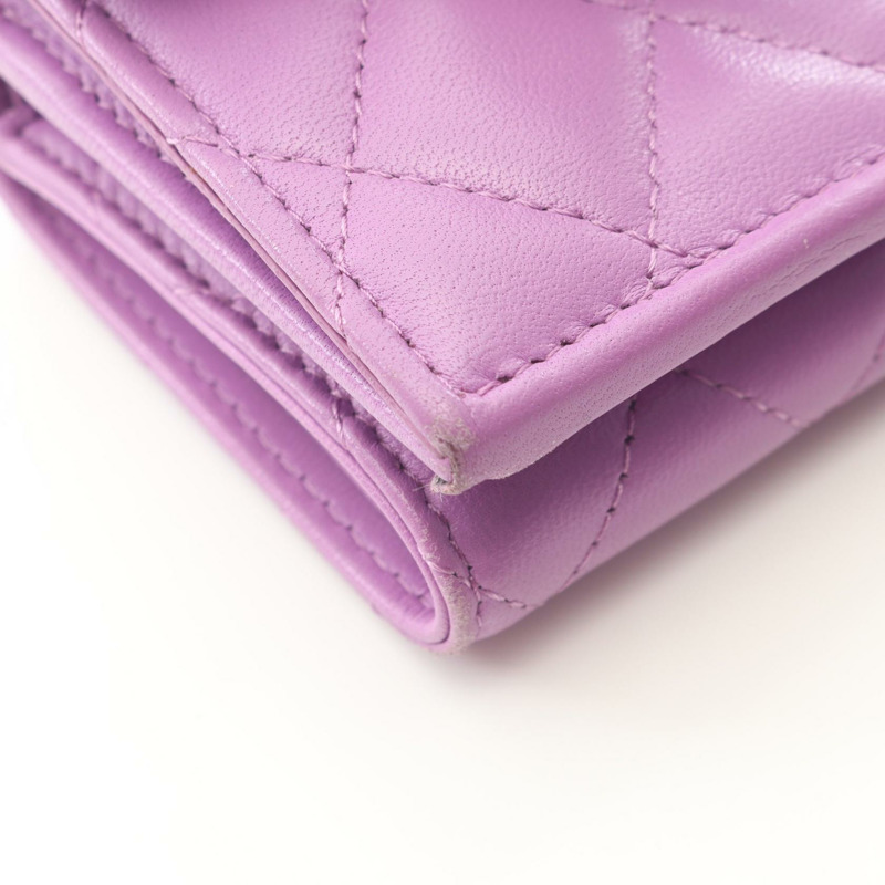 香奈兒經典款小號翻蓋皮夾,絎縫三折設計,羊皮材質,紫色,銀色五金配件-6