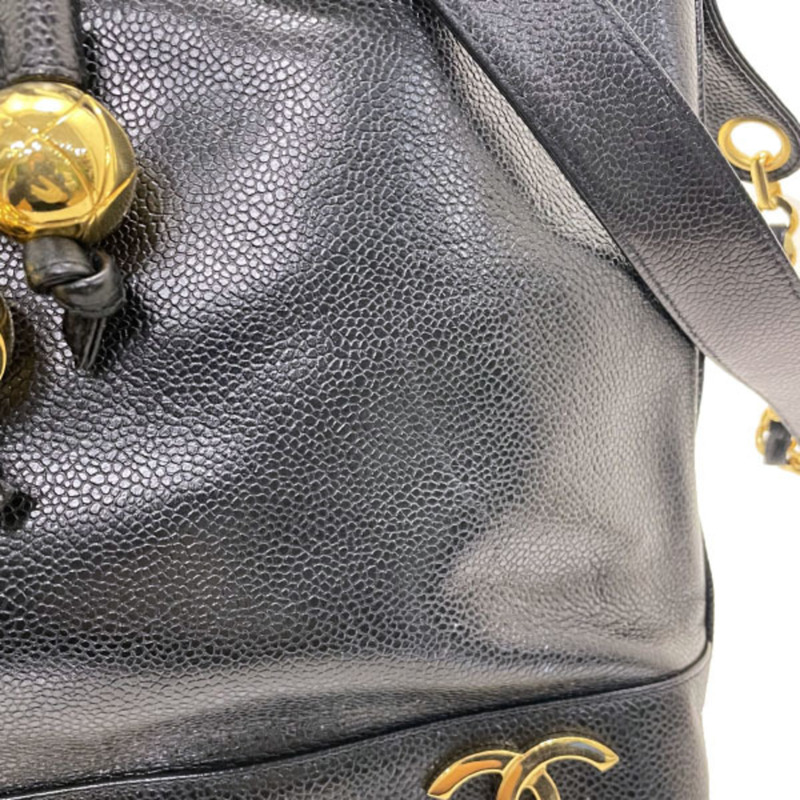 香奈兒黑色魚子醬皮革三重Coco鏈條肩背包，飾有CC標誌球形吊飾，斜背包，AN-16658-7