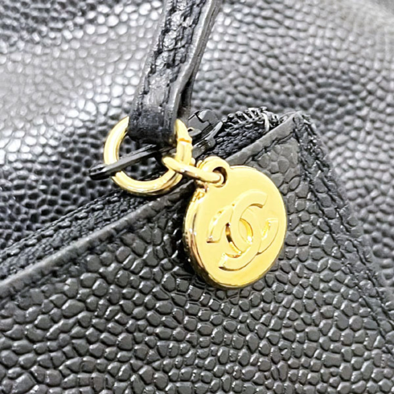 香奈兒黑色魚子醬皮革三重Coco鏈條肩背包，飾有CC標誌球形吊飾，斜背包，AN-16658-14