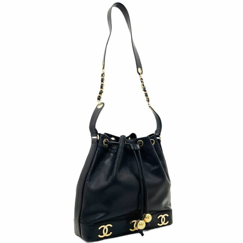 香奈兒黑色魚子醬皮革三重Coco鏈條肩背包，飾有CC標誌球形吊飾，斜背包，AN-16658-18