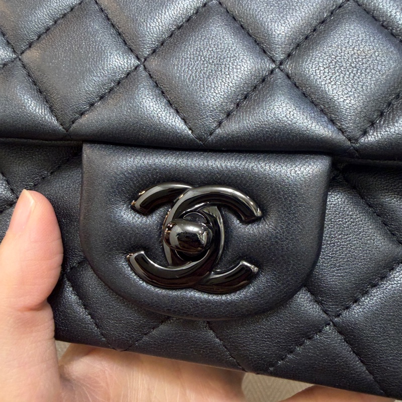 Chanel 銀黑羊皮銀黑釦mini CF20. A69900-1