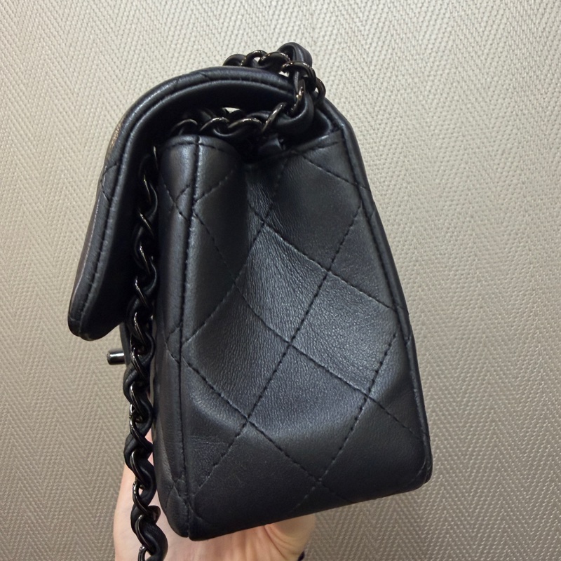 Chanel 銀黑羊皮銀黑釦mini CF20. A69900-2