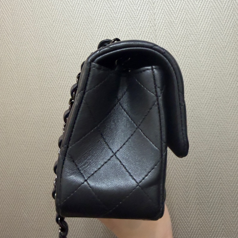 Chanel 銀黑羊皮銀黑釦mini CF20. A69900-3