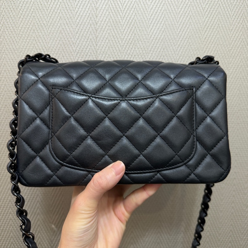 Chanel 銀黑羊皮銀黑釦mini CF20. A69900-5
