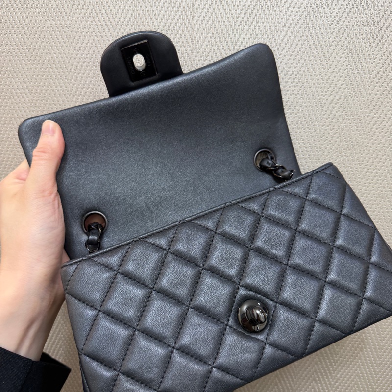 Chanel 銀黑羊皮銀黑釦mini CF20. A69900-11