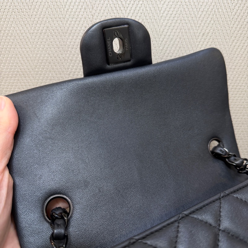 Chanel 銀黑羊皮銀黑釦mini CF20. A69900-12