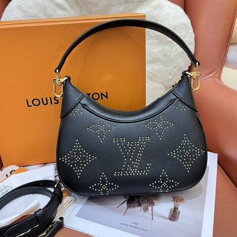 閒置新 路易威登/Louis Vuitton 黑色全皮鉚釘鏤空牛角腋下包 芯片款