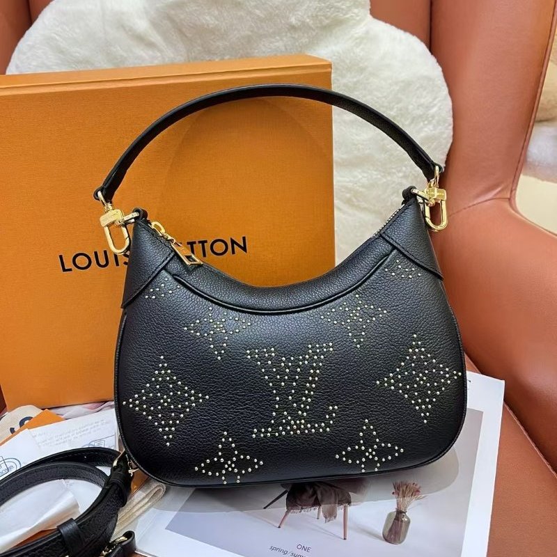 閒置新 路易威登/Louis Vuitton 黑色全皮鉚釘鏤空牛角腋下包 芯片款-1