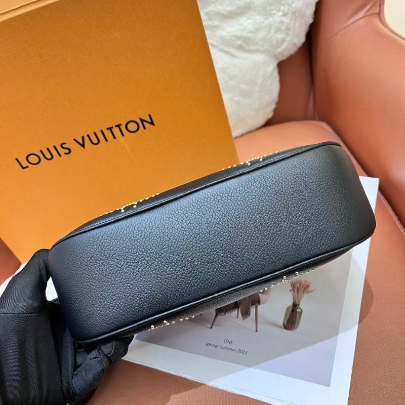 閒置新 路易威登/Louis Vuitton 黑色全皮鉚釘鏤空牛角腋下包 芯片款-5