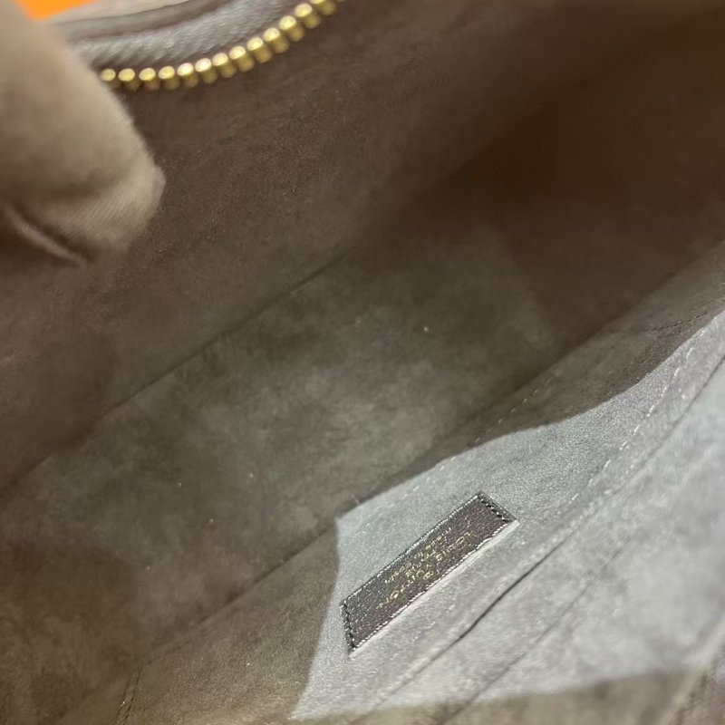 閒置新 路易威登/Louis Vuitton 黑色全皮鉚釘鏤空牛角腋下包 芯片款-9