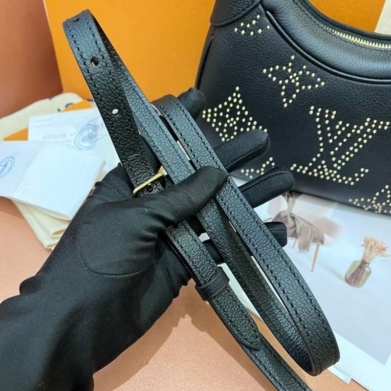 閒置新 路易威登/Louis Vuitton 黑色全皮鉚釘鏤空牛角腋下包 芯片款-10