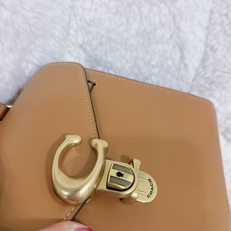 全新COACH SAMMY 24手提肩背包（奶茶色）-17