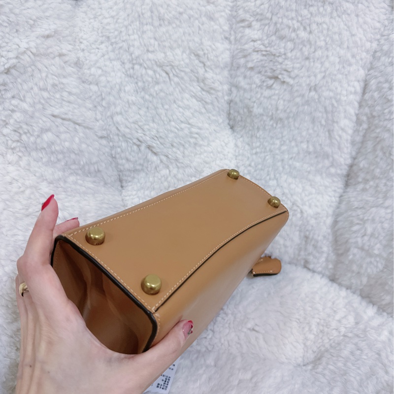 全新COACH SAMMY 24手提肩背包（奶茶色）-21