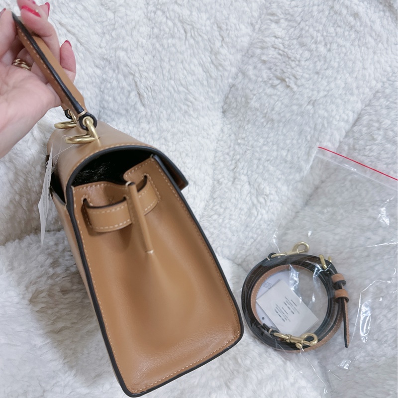 全新COACH SAMMY 24手提肩背包（奶茶色）-33