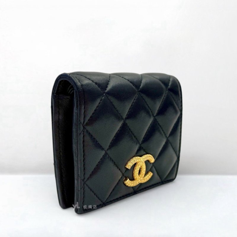 S5283-CHANEL  黑羊皮金LOGO對開扣式零錢短夾AP3407-1
