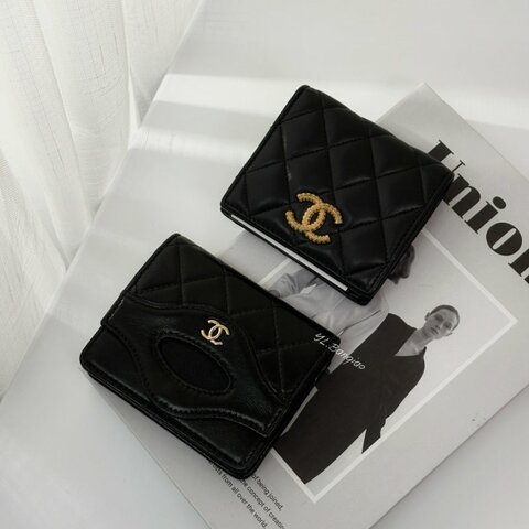 S5283-CHANEL  黑羊皮金LOGO對開扣式零錢短夾AP3407