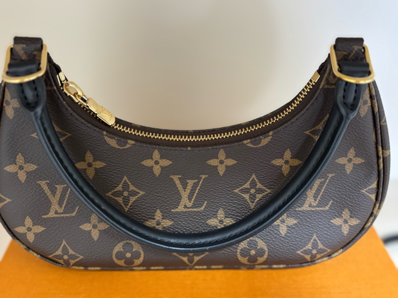 LV Catchy PM (腋下包）-4