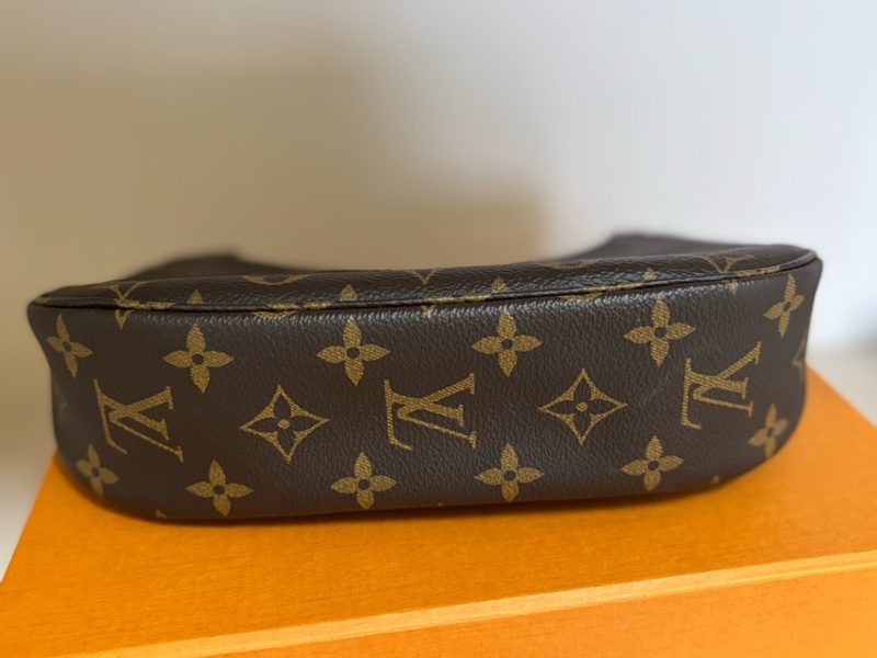 LV Catchy PM (腋下包）-8