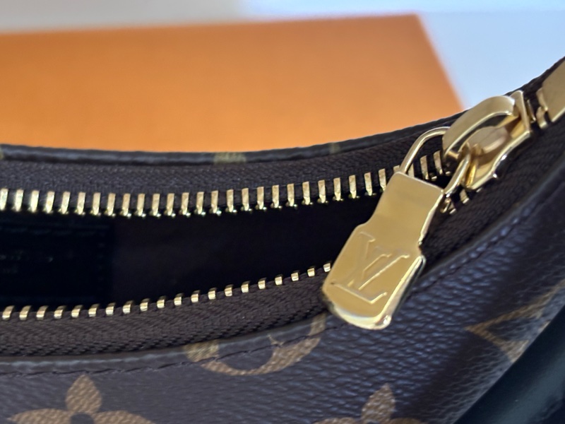 LV Catchy PM (腋下包）-9