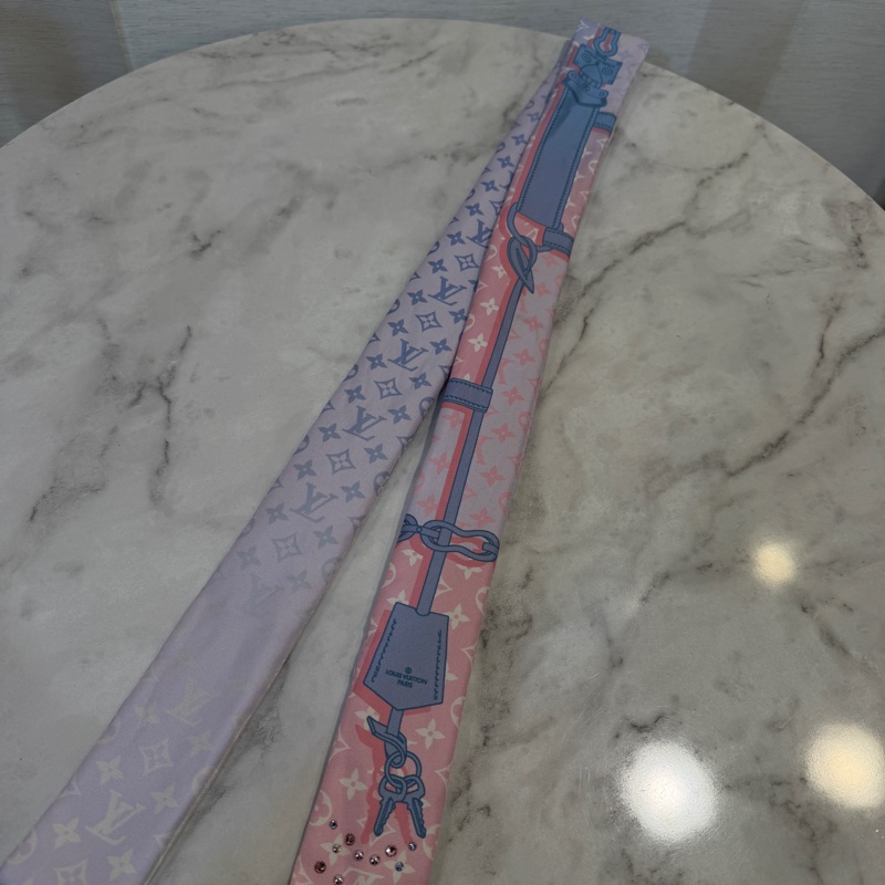 LV 淺粉藍皮繩鑰匙水鑽Twilly M76119-0