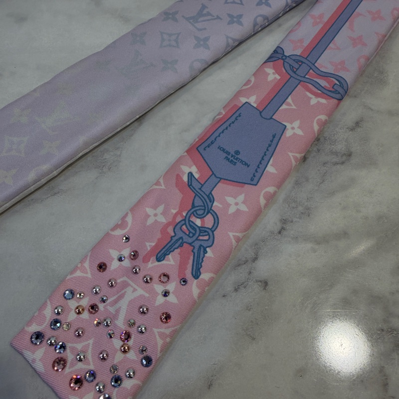 LV 淺粉藍皮繩鑰匙水鑽Twilly M76119-1