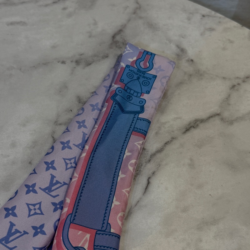 LV 淺粉藍皮繩鑰匙水鑽Twilly M76119-2