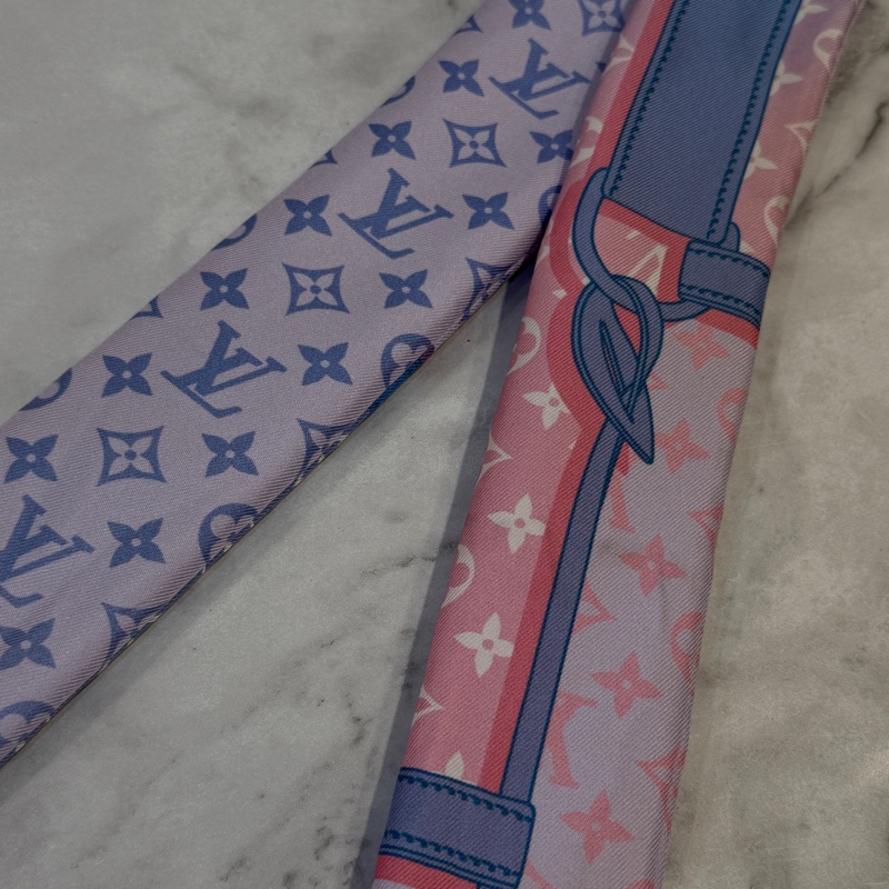 LV 淺粉藍皮繩鑰匙水鑽Twilly M76119-3