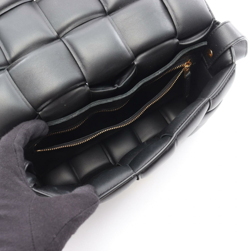 BOTTEGA VENETA 黑色皮革小姐絎縫卡帶肩背斜背包（二手）-2