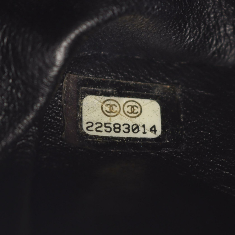 香奈兒 (CHANEL) 人字紋 V 型縫線 W 型翻蓋肩背包，粒面小牛皮，黑色，二手，附五金配件-4